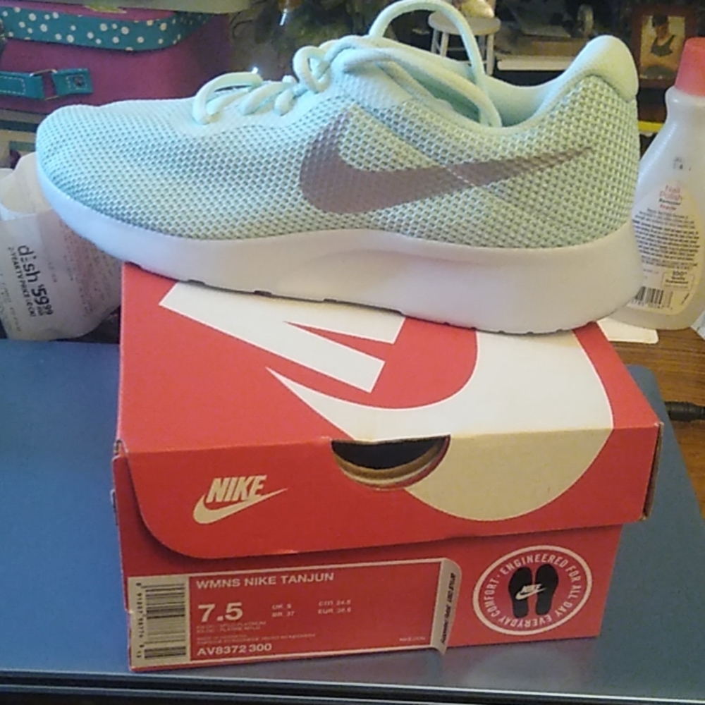Nike Tanjun